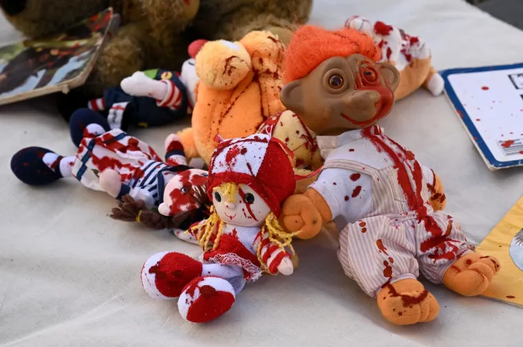 Krvavih ruku s krvavim igračkama stali pred Vladu i pozvali na prekid suradnje s izraelskom kompanijom