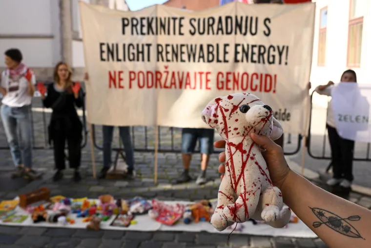 Krvavih ruku s krvavim igračkama stali pred Vladu i pozvali na prekid suradnje s izraelskom kompanijom