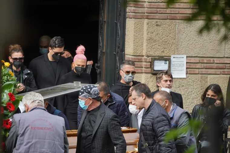 Srpska estrada bila je zavijena u crno: Pogledajte kako su se zvijezde oprostile od Marine Tucaković