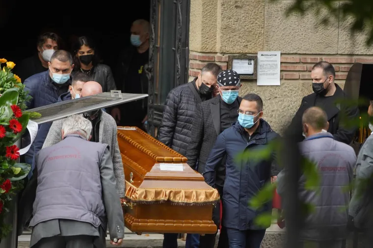 Srpska estrada bila je zavijena u crno: Pogledajte kako su se zvijezde oprostile od Marine Tucaković