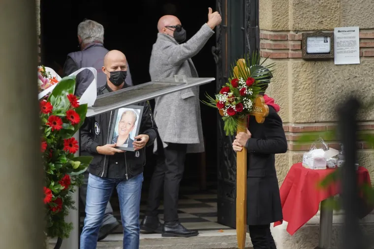 Srpska estrada bila je zavijena u crno: Pogledajte kako su se zvijezde oprostile od Marine Tucaković