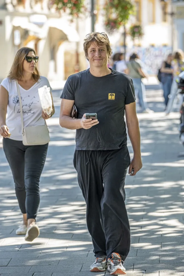 Stilski i filmski od glave do pete: Zgodna plavuša elegantnom kombinacijom užarila Karlovac