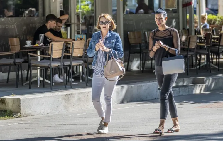 Stilski i filmski od glave do pete: Zgodna plavuša elegantnom kombinacijom užarila Karlovac