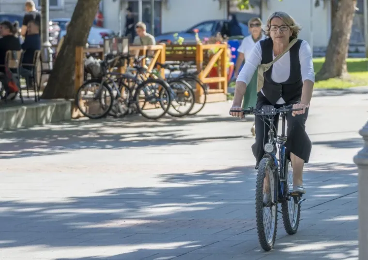 Stilski i filmski od glave do pete: Zgodna plavuša elegantnom kombinacijom užarila Karlovac