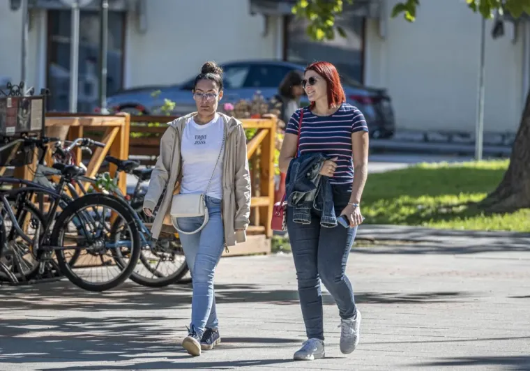 Stilski i filmski od glave do pete: Zgodna plavuša elegantnom kombinacijom užarila Karlovac