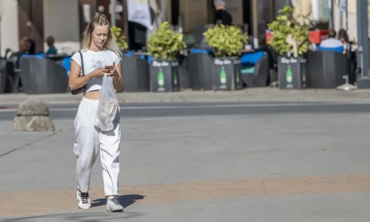 Stilski i filmski od glave do pete: Zgodna plavuša elegantnom kombinacijom užarila Karlovac