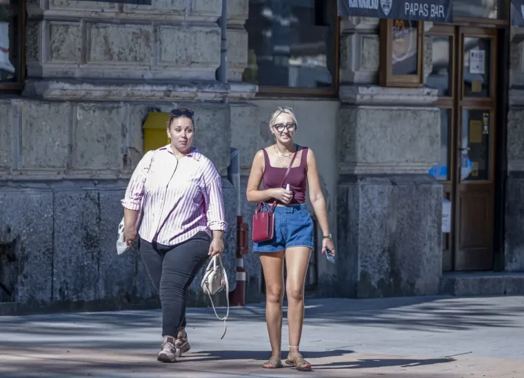 Stilski i filmski od glave do pete: Zgodna plavuša elegantnom kombinacijom užarila Karlovac