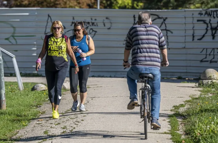 Stilski i filmski od glave do pete: Zgodna plavuša elegantnom kombinacijom užarila Karlovac