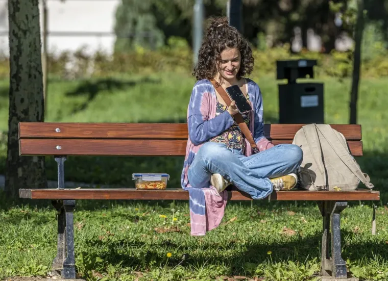 Stilski i filmski od glave do pete: Zgodna plavuša elegantnom kombinacijom užarila Karlovac