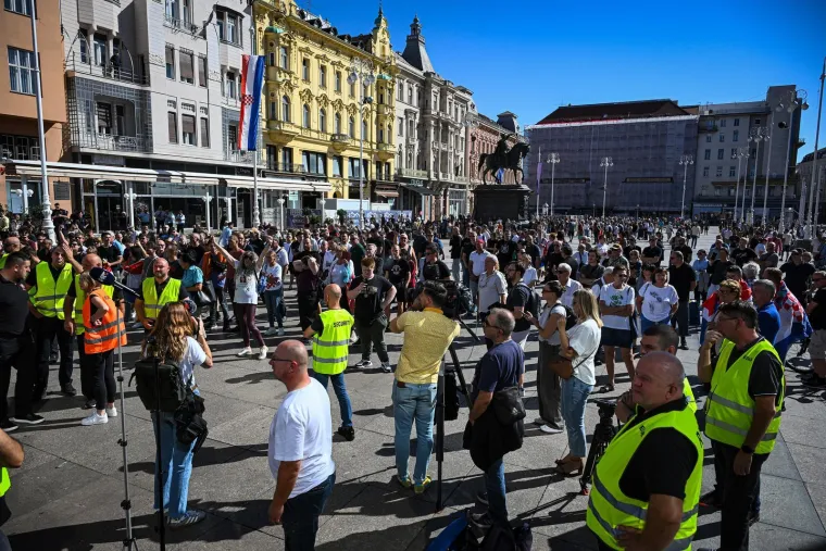 Okupirali glavni zagrebački trg, a nisu molitelji: 'Nismo ustaše, ali ćemo ustati'