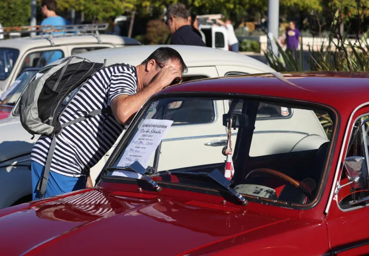 Invazija turista na hrvatski grad, a uglancani oldtimeri privlačili poglede