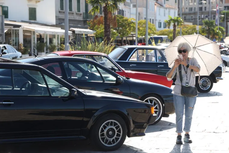 Invazija turista na hrvatski grad, a uglancani oldtimeri privlačili poglede