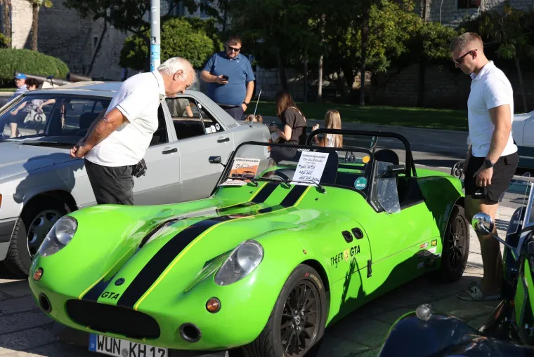 Invazija turista na hrvatski grad, a uglancani oldtimeri privlačili poglede