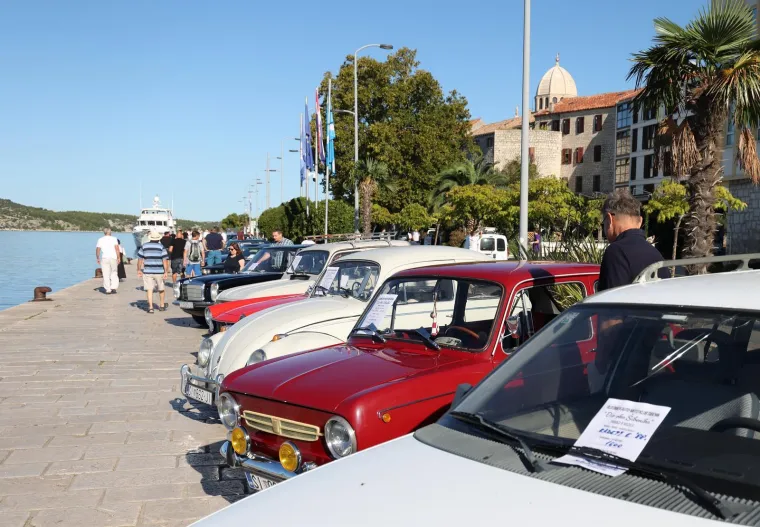 Invazija turista na hrvatski grad, a uglancani oldtimeri privlačili poglede