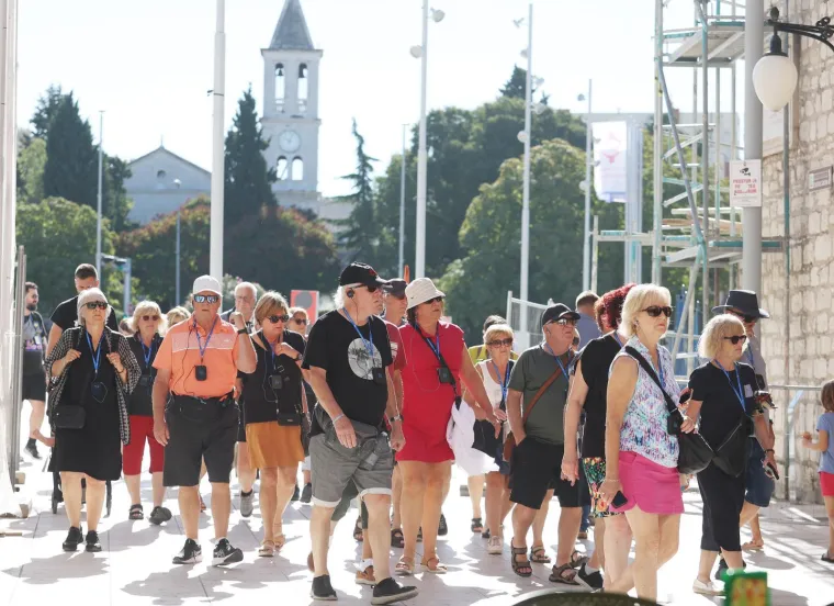 Invazija turista na hrvatski grad, a uglancani oldtimeri privlačili poglede