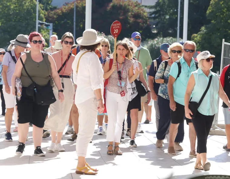 Invazija turista na hrvatski grad, a uglancani oldtimeri privlačili poglede