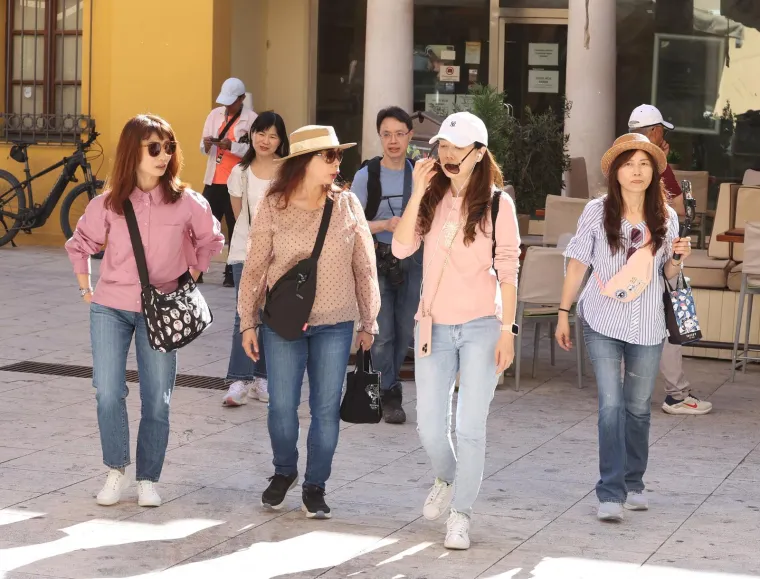 Invazija turista na hrvatski grad, a uglancani oldtimeri privlačili poglede