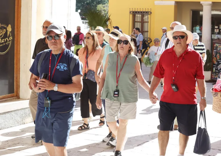 Invazija turista na hrvatski grad, a uglancani oldtimeri privlačili poglede