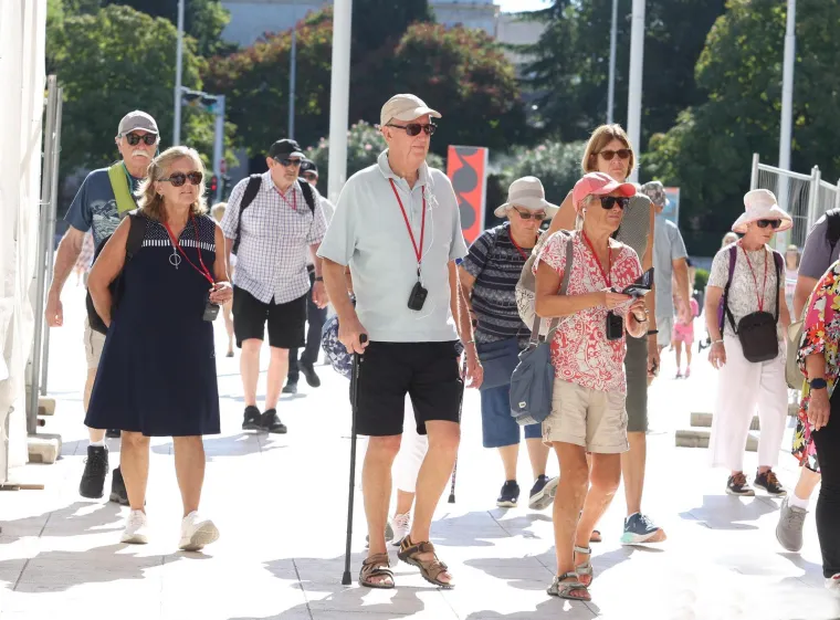 Invazija turista na hrvatski grad, a uglancani oldtimeri privlačili poglede