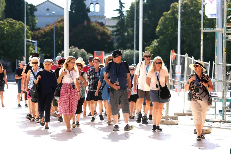 Invazija turista na hrvatski grad, a uglancani oldtimeri privlačili poglede