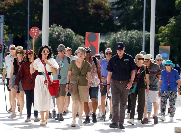 Invazija turista na hrvatski grad, a uglancani oldtimeri privlačili poglede