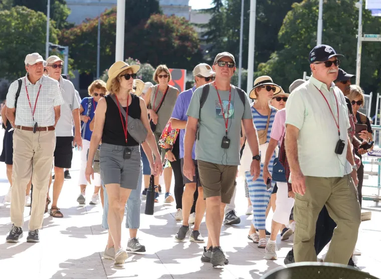 Invazija turista na hrvatski grad, a uglancani oldtimeri privlačili poglede