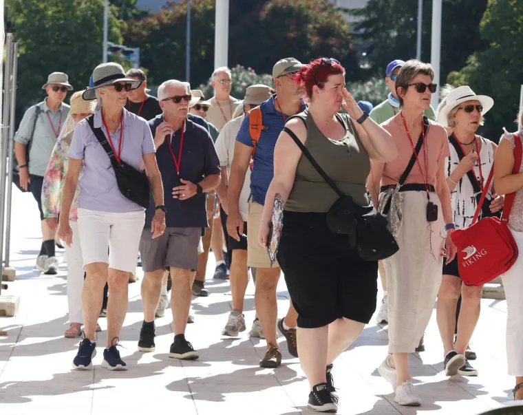 Invazija turista na hrvatski grad, a uglancani oldtimeri privlačili poglede