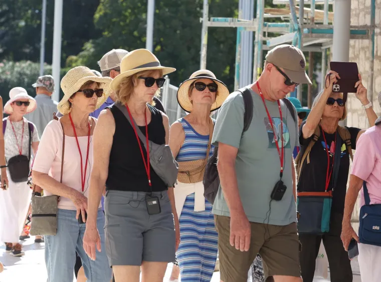 Invazija turista na hrvatski grad, a uglancani oldtimeri privlačili poglede