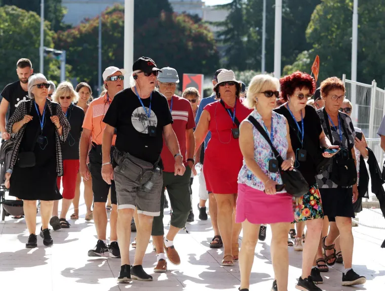 Invazija turista na hrvatski grad, a uglancani oldtimeri privlačili poglede