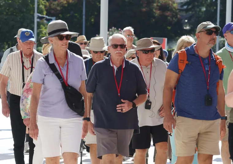 Invazija turista na hrvatski grad, a uglancani oldtimeri privlačili poglede