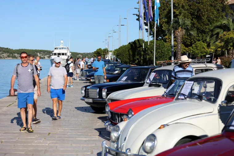 Invazija turista na hrvatski grad, a uglancani oldtimeri privlačili poglede