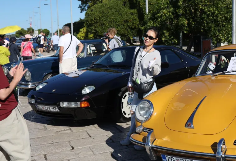 Invazija turista na hrvatski grad, a uglancani oldtimeri privlačili poglede