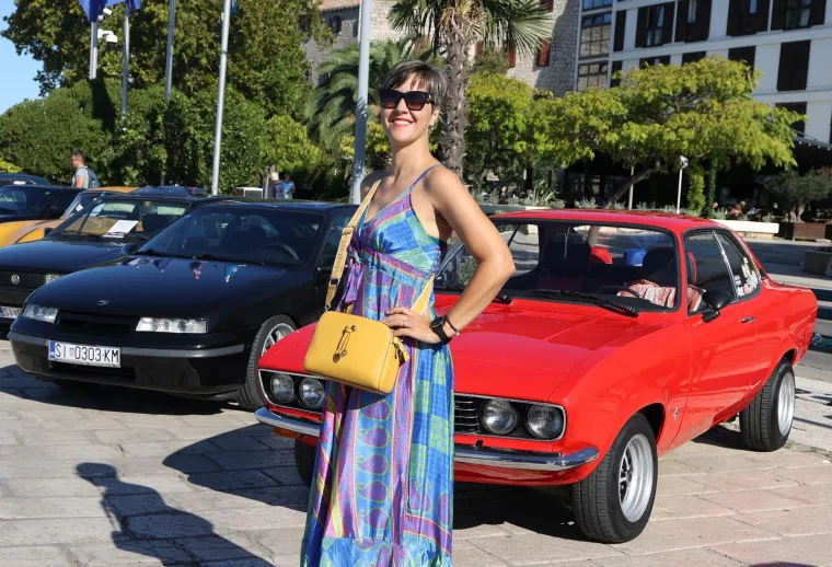 Invazija turista na hrvatski grad, a uglancani oldtimeri privlačili poglede