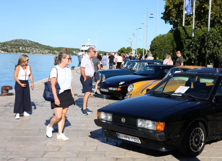 Invazija turista na hrvatski grad, a uglancani oldtimeri privlačili poglede