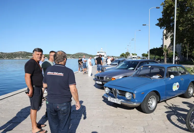 Invazija turista na hrvatski grad, a uglancani oldtimeri privlačili poglede