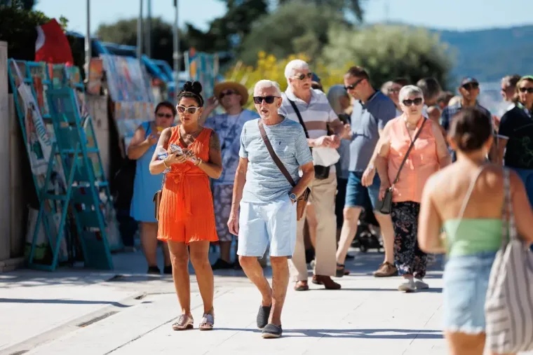 Plavu&scaron;a za kojom su se svi okretali: Djevojka vitke linije nije mogla proći nezamijećeno
