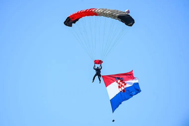 Akrobacije, Rafalei i ovacije: Pogledajte zračni spektakl u Lučkom koji je oduševio posjetitelje