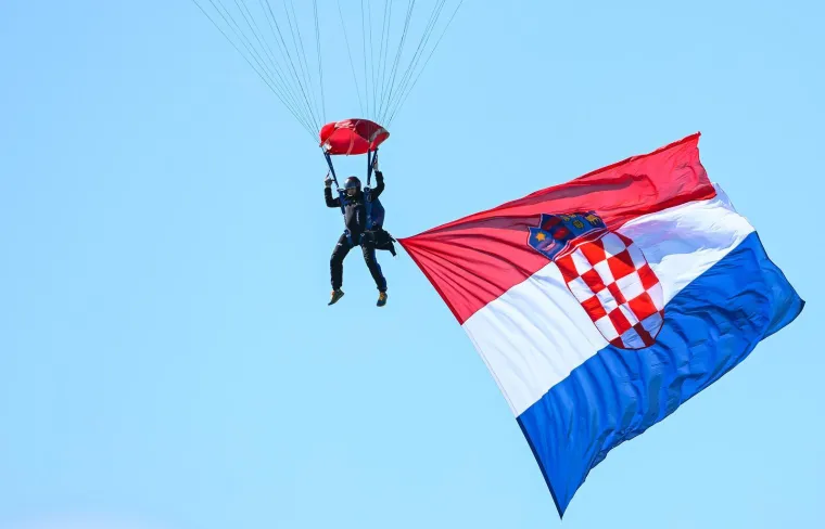 Akrobacije, Rafalei i ovacije: Pogledajte zračni spektakl u Lučkom koji je odu&scaron;evio posjetitelje