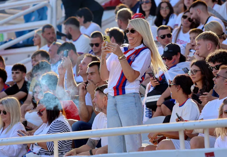 Vatrene navijačice podržale su svoj klub tijekom velikog derbija: Na tribinama se našao i Šime Elez