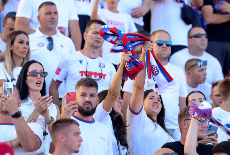 Vatrene navijačice podržale su svoj klub tijekom velikog derbija: Na tribinama se našao i Šime Elez