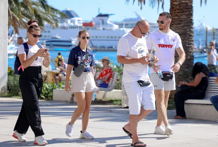 Vatrene navijačice podržale su svoj klub tijekom velikog derbija: Na tribinama se našao i Šime Elez