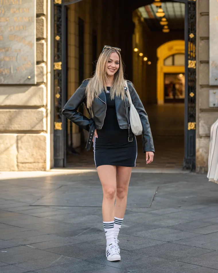 Dekolte koji je osvojio špicu: Jednostavnim outfitom učinila da svi gledaju samo u nju