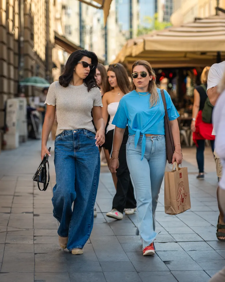 Dekolte koji je osvojio &scaron;picu: Jednostavnim outfitom učinila da svi gledaju samo u nju