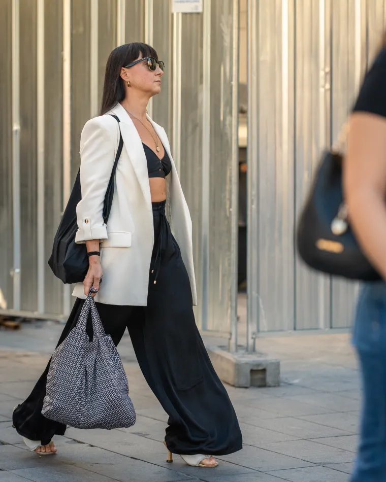 Dekolte koji je osvojio &scaron;picu: Jednostavnim outfitom učinila da svi gledaju samo u nju