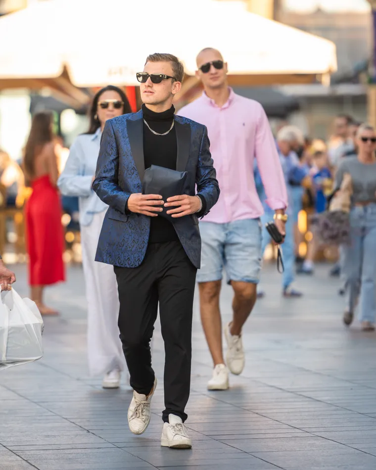 Dekolte koji je osvojio &scaron;picu: Jednostavnim outfitom učinila da svi gledaju samo u nju