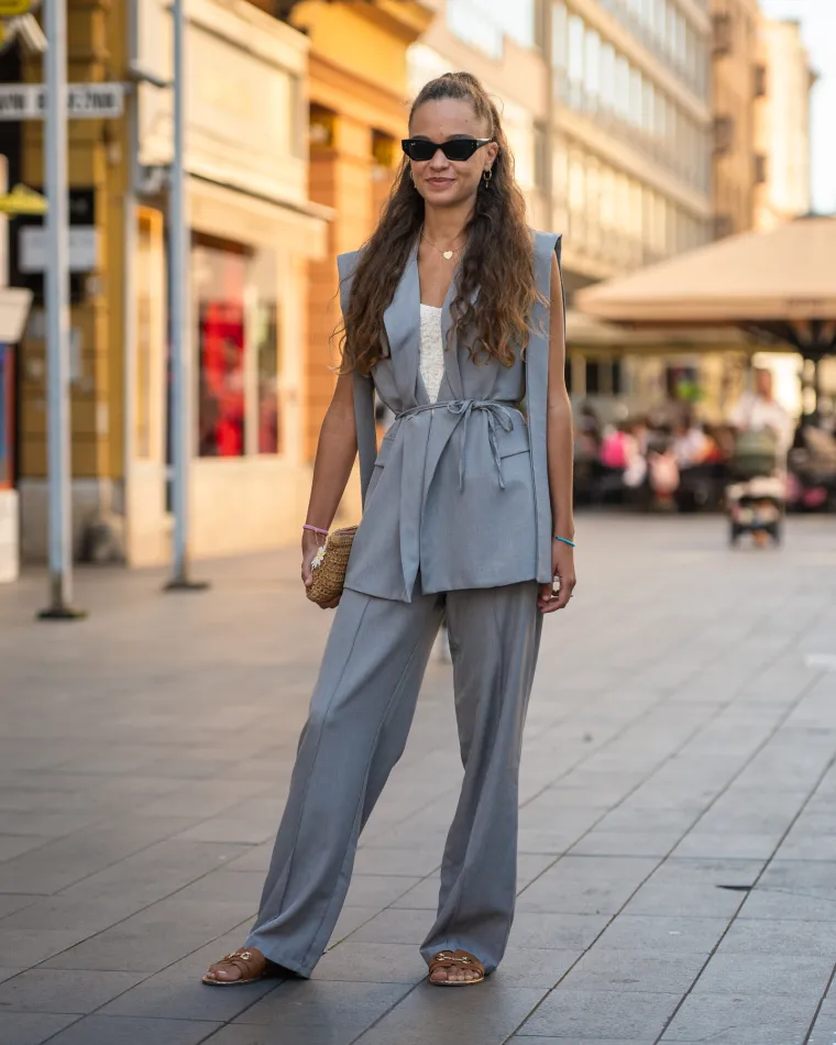 Dekolte koji je osvojio &scaron;picu: Jednostavnim outfitom učinila da svi gledaju samo u nju