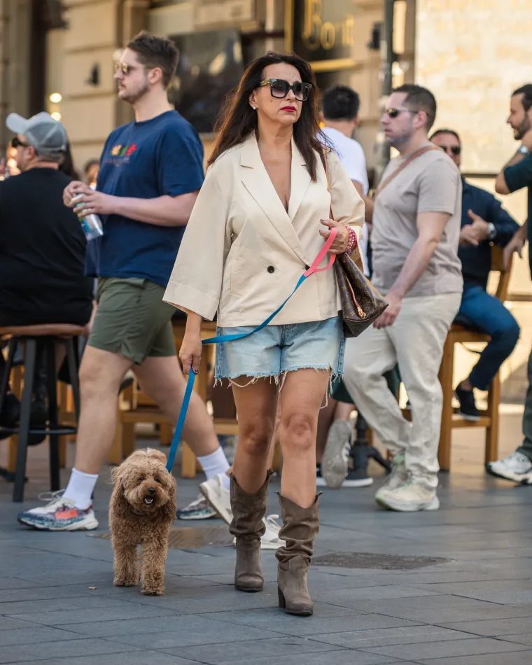 Dekolte koji je osvojio &scaron;picu: Jednostavnim outfitom učinila da svi gledaju samo u nju