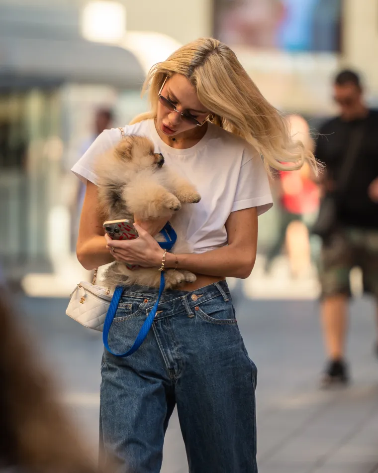 Dekolte koji je osvojio &scaron;picu: Jednostavnim outfitom učinila da svi gledaju samo u nju