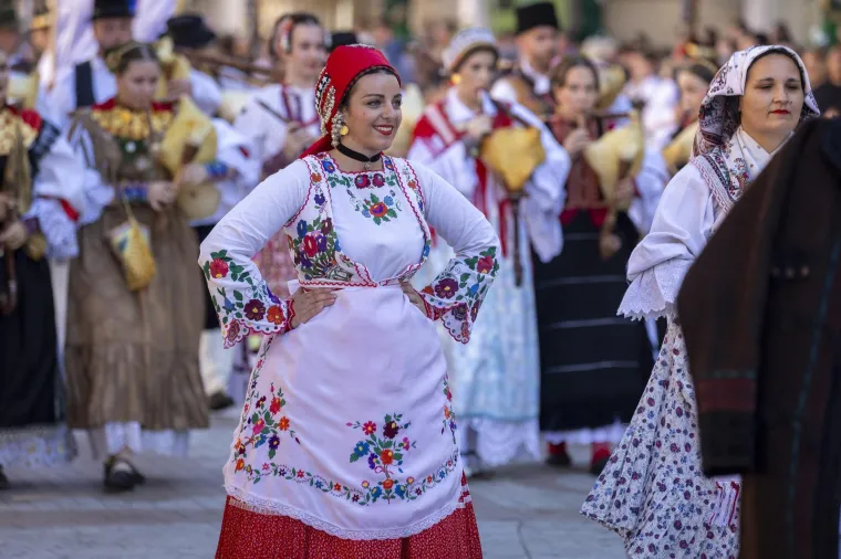 Ljepota, mladost i rasko&scaron;ne no&scaron;nje: Bajkoviti prizori s Vinkovačkih jeseni, među krasoticama i Mongolka