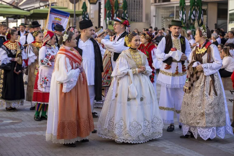 Ljepota, mladost i raskošne nošnje: Bajkoviti prizori s Vinkovačkih jeseni, među krasoticama i Mongolka